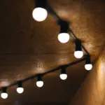 Indbygningsspots eller hængelamper? 2 fordele og ulemper ved hver